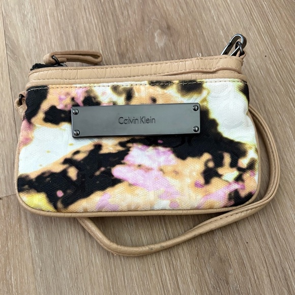Calvin Klein Wristlet Wallet Coin Purse Floral - Picture 1 of 4